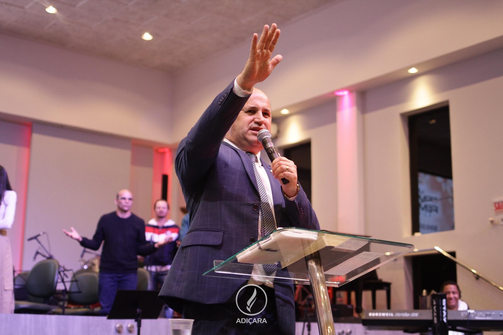 UFADI celebra aniversário com grande mover de Deus: Mulheres posicionadas em oração