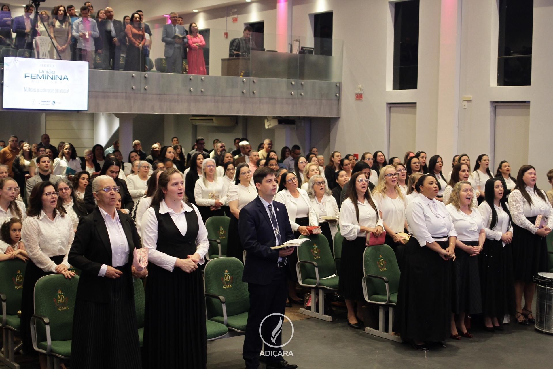 UFADI celebra aniversário com grande mover de Deus: Mulheres posicionadas em oração