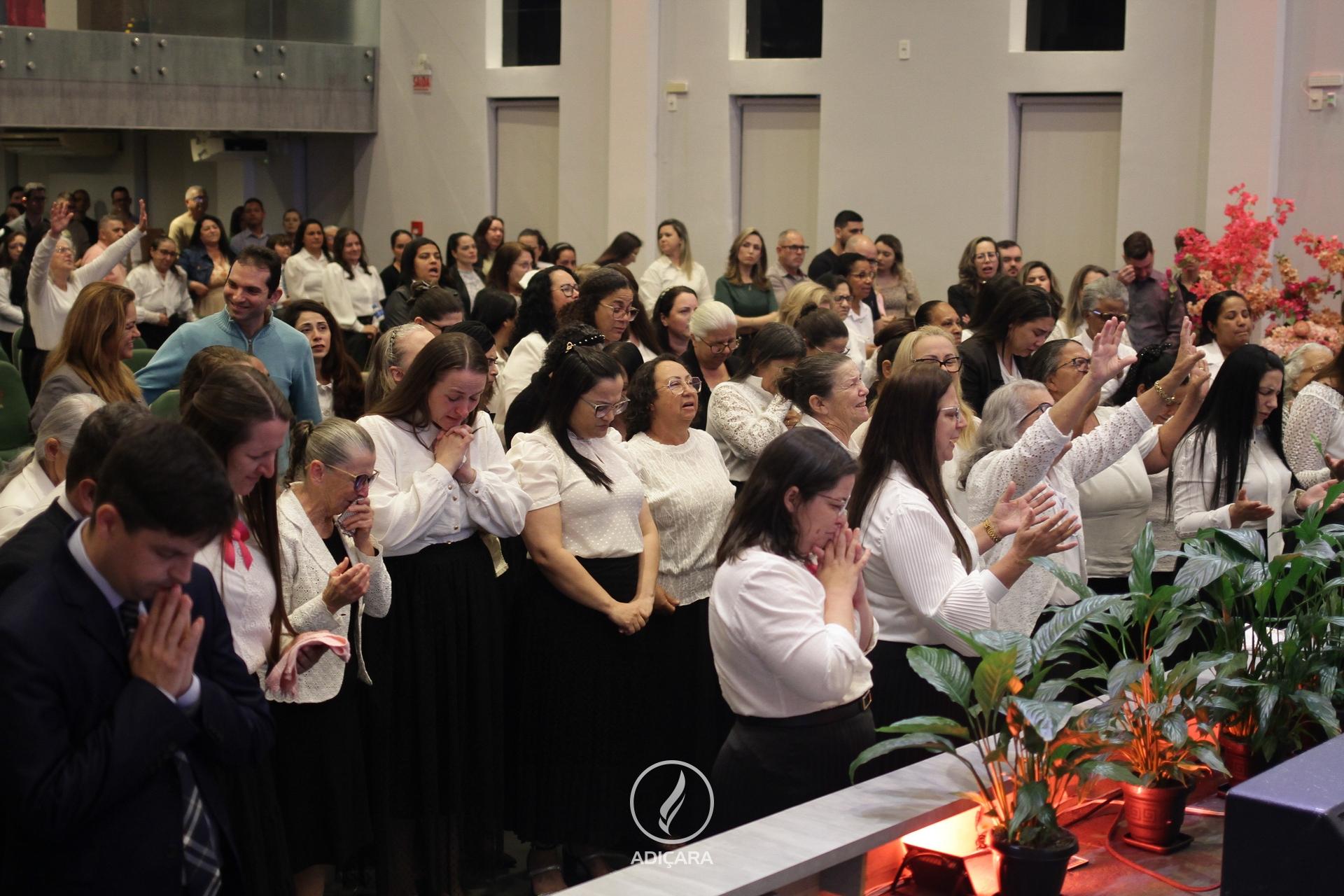 UFADI celebra aniversário com grande mover de Deus: Mulheres posicionadas em oração