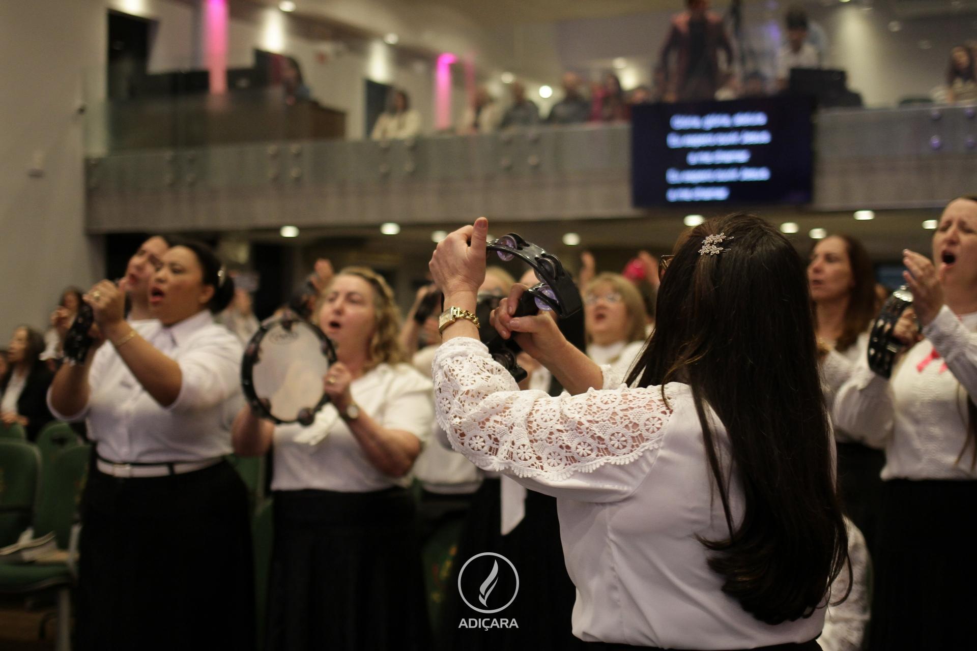 UFADI celebra aniversário com grande mover de Deus: Mulheres posicionadas em oração